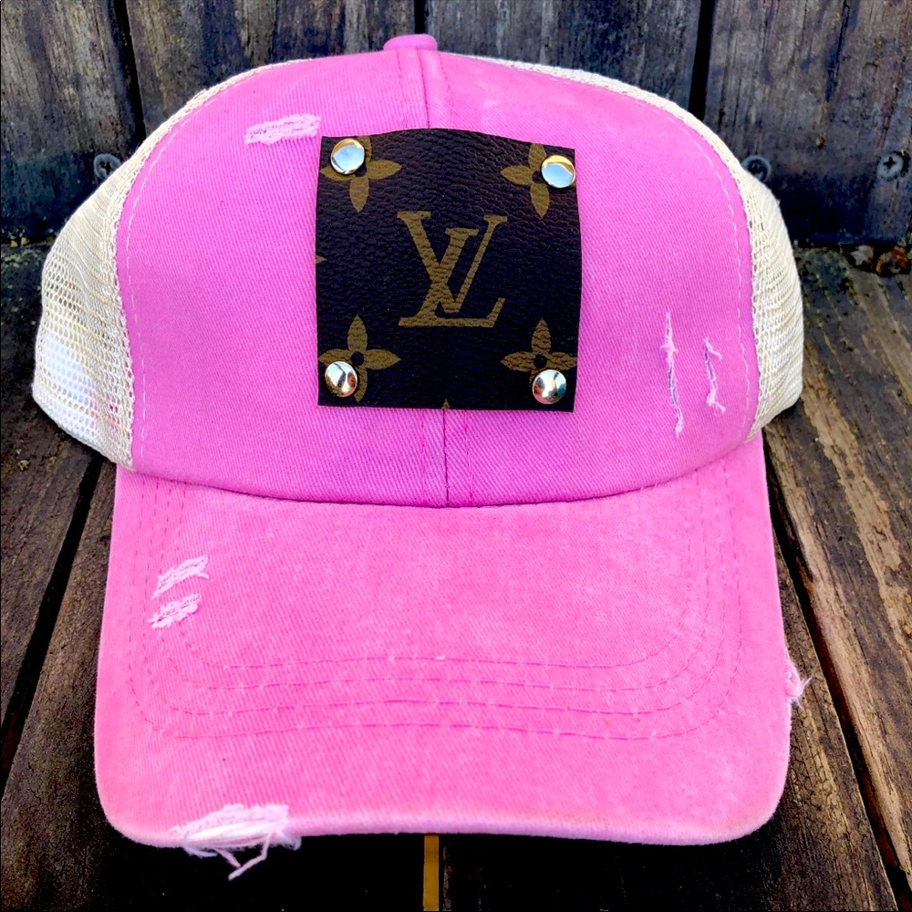 Women’s ball caps.